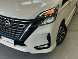 前方や対向車部分だけ切り分けてハイビームになるアダプティブLEDヘッドライトです。