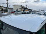 目立つキズ凹み等はありませんが、中古車という商品の特性ルーフには子キズや塗装しみがあります