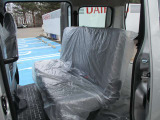 登録済未使用車ですので、内装キレイです♪ また、シートカバーの取付等も承ってましたのでお気軽にご相談ください♪