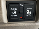 リアドアは乗り降りに便利な両側電動スライドドアです。また運転席に座っていながらスイッチ操作で自在にスライドドアを開け閉めできます。