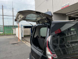 バックドアには、通常の約半分のスペースがあれば開閉できるハーフバックドア