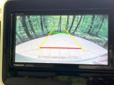 【バックカメラ】駐車時に後方がリアルタイム映像で確認できます。大型商業施設や立体駐車場での駐車時や、夜間のバック時に大活躍!運転スキルに関わらず、今や必須となった装備のひとつです!
