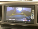 リバースギアに入れるだけで後方の表示へ切り替わります。夜間や雨の日の駐車も楽になりますよ。