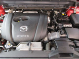 「SKYACTIV-G(ガソリン)」は、規格外の高圧縮を実現し、世界のエンジン技術者に驚きを与えました。さらに、それを維持したままノッキングの発生を抑え、熱効率を向上、走りにも寄与したエンジンです。