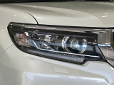 【LEDヘッドライト】悪天候や夜間走行時も良好な視界を確保し安心して運転できる高輝度LEDヘッドライトを装備!点灯速度が早く、消費電力も抑えられています。