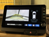 リバースギアに入れるだけで後方の表示へ切り替わります。夜間や雨の日の駐車も楽になりますよ。