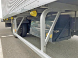 ボディー運転席側中央部に工具箱が付いています。