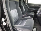 運転席・助手席共に肘かけ付きで、ゆったりとしたドライビングが楽しめます。