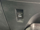 こちらのクルマはUSB接続コネクタも装備されています♪スマホの充電などにお使い下さい。ご旅行中での充電切れも、これなら心配いりませんね!