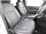 運転席はシート高さが調整出来て便利です♪