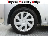 シンプルなデザインの純正ホイールキャップです。落ち着いたデザインですので車体と一体感があります。
