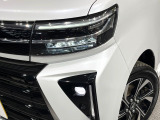 【LEDヘッドライト】悪天候や夜間走行時も良好な視界を確保し安心して運転できる高輝度LEDヘッドライトを装備!点灯速度が早く、消費電力も抑えられています。