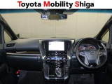 シックな色使いの運転席周りですね。すっきりとしたデザインで上品な色使いです。居心地の良い運転席、長く座ってられるリラックスできるデザインがいいですね。