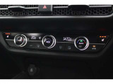 フルオートエアコンを装備しております。車内の温度設定だけでなくPM2.5にも対応した高性能集塵フィルターも装備しており車内はいつも快適空間です。