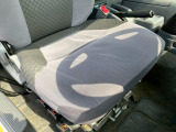 運転席シートにヘタリがあります。