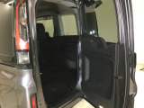 狭いスペースでも荷物をサッと詰め込めます。全部開けば大開口で大きな荷物も楽々積載。ヨコにもタテにも開くわくわくゲートです。