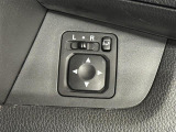 【電動格納ドアミラー】狭路の通行時や狭い場所に停車させるときに活躍する装備ですね。ボタン一つでドアミラーが格納されます。