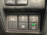電子パーキングに加えてブレーキホールドシステムを装備しておりますので、信号待ちや踏み切り待ちでもブレーキを踏まずに停止できます!発進する際はアクセルを踏むだけですので渋滞時などはかなり楽ですね!