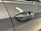 &rdquo;Keyless Access&rdquo;によって、ドアハンドルに手をかけるだけでドアロックが解除できます!