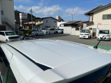 目立つキズ凹み等はありませんが、中古車という商品の特性ルーフには子キズや塗装しみがあります