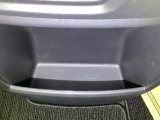 足元部分にはちょっとした小物を入れるのに便利な収納BOXもあります。