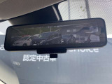 【インテリジェントルームミラー】車両後方のカメラ映像をミラー面に映し出すので、同乗者や積荷などの車内状況や天候などに影響されずいつでもクリアな後方視界が得られます。