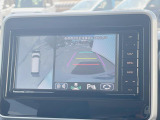 【マルチテレインモニター】車のフロントやサイドのカメラ画像を同時にモニター表示することで、悪路や狭い道を走行時でも周囲の状況確認ができ安心!本格SUVにうれしい装備です♪