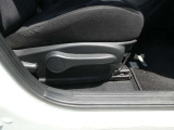 運転席シートには手動式のシートリフター機能を備えています。