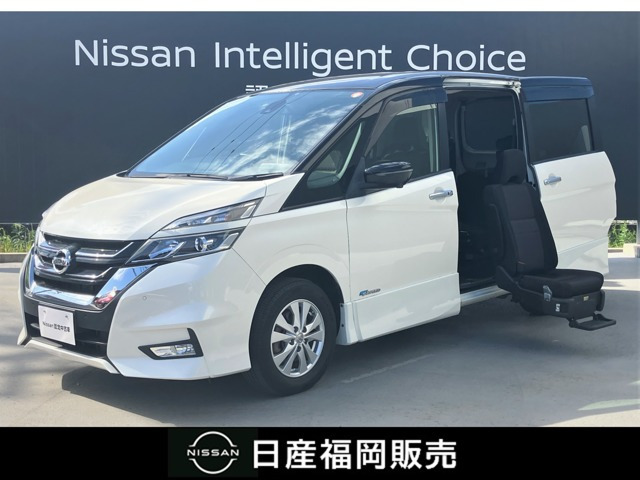 セレナ 2.0 ハイウェイスター セカンドスライドアップシート 4WD 