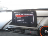 こちらのお車には先進安全装備が多数搭載されています。衝突被害を回避あるいは軽減するためのブレーキや、後方死角からの接近警報、車線逸脱を防止する警報装置など、詳しくはスタッフまでお尋ねください。