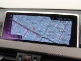 【純正ナビゲーション】BMWのナビゲーションは操作性も良く、詳細な地図情報と交通状況を見やすく表示し、快適なドライビングをサポートしながら目的地までナビゲートします。
