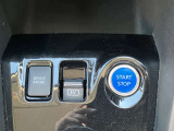 キーを取り出さなくてもエンジン始動ができるプッシュエンジンスターター。車内にキーがあればボタンを押すだけでエンジン始動できます。