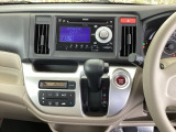 運転席周辺のスマートなレイアウトが、操作のしやすさを実現。快適なドライブをサポートします。パーキングブレーキはフットブレーキタイプです。