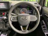 インテリアに合わせたデザインのステアリングは、運転される方のことも考え、運転しやすい形状、大きさです。是非一度、実際に触ってお確かめください。