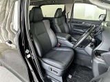 運転席/助手席です。姿勢が崩れず正確なステアリング操作で安心です。