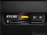 ◆ETC2.0装着◆進化したドライブ体験。料金収受システムだけだったETCが生まれ変わって、高速道路を賢く使うETC2.0に進化しました。多彩な情報サービスが便利で快適なドライブ体験を提供します。