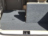 左右別々に倒せるリヤシートは、人数や荷物にあわせて自在なアレンジができます。ヘッドレストを付けたままで前に倒せるため、使い勝手にも優れています。