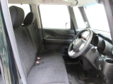 フロントベンチシートだから運転席助手席足元もゆったり広々快適です。助手席への移動も楽々です。