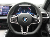 BMWのステアリングのリムは、一般的なものより少し太めにデザインされています。 これはタイヤやステアリングシャフトなどを介して伝わる路面からの入力を、しっかりと把握するためです。