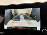 こちらのバックカメラは画面にラインが表示されておりますので、バック持のクルマの進行方向の目安になります。より高いレベルで車庫入れをサポートする、便利な機能ですね。