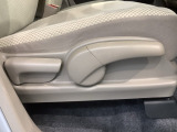 シートハイトアジャスターが付いているので運転姿勢を調整するのに便利ですね。身長に合ったシートポジションは安全運転や疲労軽減にもつながります。