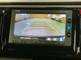 リバースギアに入れるだけで後方の表示へ切り替わります。夜間や雨の日の駐車も楽になりますよ。