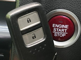 【Hondaスマートキー】カバンやポケットに入れたままでもドアの施錠・解錠が可能なスマートキーを装備。エンジンのオン・オフ時もカギを取り出す必要が無いからとっても便利です♪