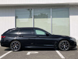 オリジナル・サービスもついたBMW自動車保険も取り扱っております。BMW自動車保険にご加入いただくと、万一のトラブルを24時間365日サポートするエマージェンシー・サービスの〈プレミアム〉をご利用いただけます。