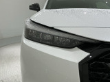 LEDヘッドライトは、点灯の瞬間から最大光量を発揮し、突然暗くなるトンネルなどでの安定感を高めます。