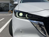 【アダプティブ・LED・ヘッドライト】 ハイ/ロー/ワイドの3種類のLEDライトを常に最適な配光に自動制御します。対向車や歩行者には照射せず、必要な部分にだけ光を当てます。