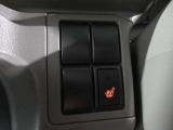 運転席ヒ-タ-付シート スイッチをONにすると背面からの熱で体を温めてくれます