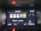 後退時の横断車両を検知し、安心の駐車をサポートします。