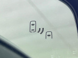 【ブラインドスポットモニター】走行中、ドアミラーの死角になりやすい箇所に後続車が接近するとサイドミラーのレンズに警告を表示!ドライバーに注意喚起をしてくれます。