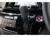 インパネシフトだから視線の移動も少なく足元もスッキリ♪運転席もゆったりしているのでゆとりを持ってドライブできますね!